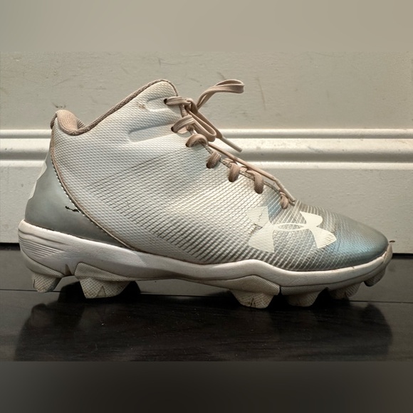 Under Armour Leadoff Mid RM Jr 'White Silver' Size 2.5Y Kids Baseball Cleats - Picture 1 of 10